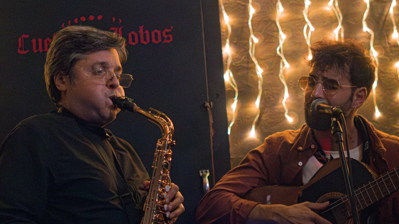 Así es una noche en La Cueva: Fernet, empanadas y magia en vivo